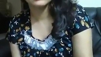 A Indian Aunt With Large Breasts Doing Video Chat Has A Boyfriend.